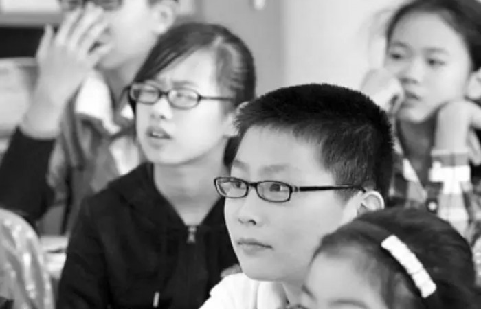 圣爱眼科专家告诉你，这样的眼镜对孩子眼睛有害？！