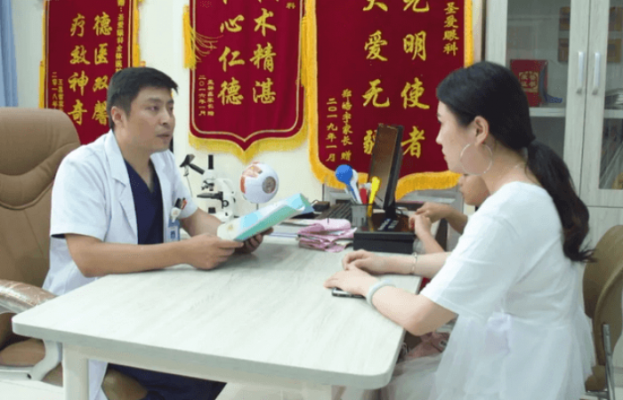 【圣爱眼科为家长答疑解惑】学生近视眼配镜，度数应该欠一些？